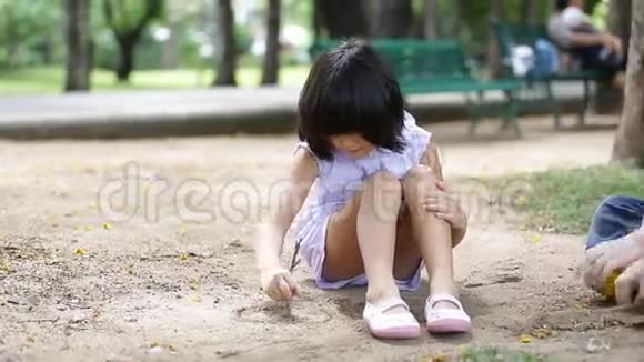 快乐的亚洲孩子在公园玩沙子泰国曼谷视频的预览图
