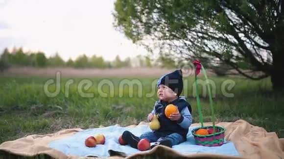 小可爱的宝宝坐着吃水果视频的预览图