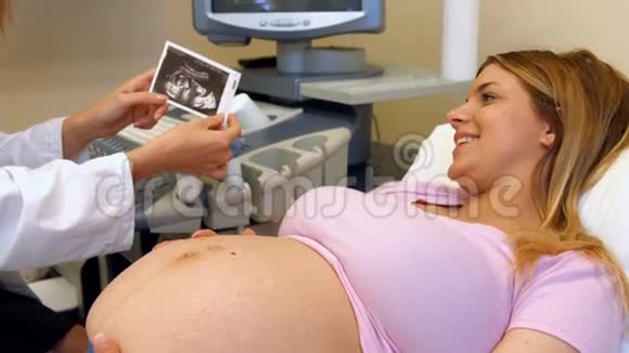 医生给孕妇做超声波扫描视频的预览图