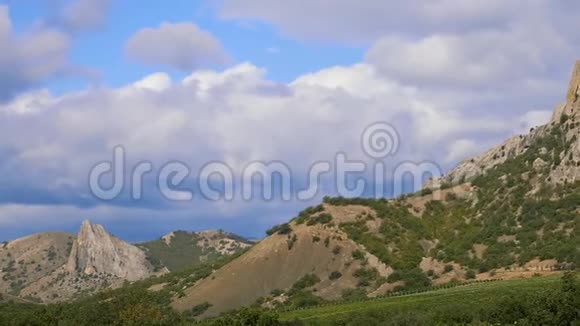 群山映衬蓝天白云云奔过蓝天最佳类型的山脉视频的预览图