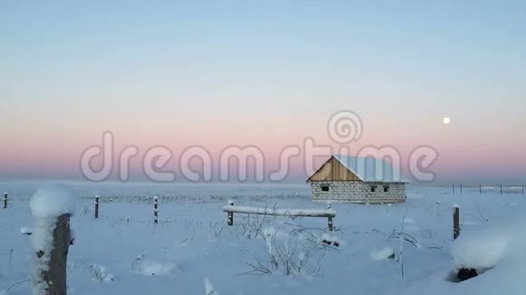 相机从左边的右边移除打开一片田野和一些房子的冬季景观的评论视频的预览图