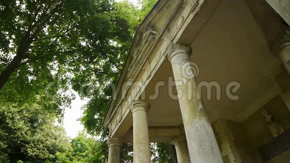 法国城堡花园里浪漫的希腊神庙视频的预览图