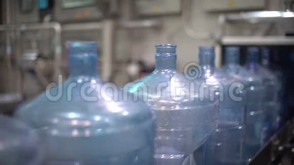 输送机上的许多大塑料瓶生产视频的预览图