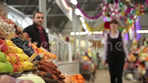 在市场上买蔬菜和水果的女人视频的预览图