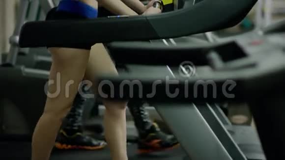 在跑步机上行走的金发美女视频的预览图