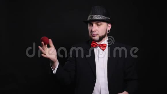 年轻的魔术师表演帕隆球魔术视频的预览图