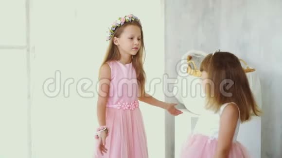 两个穿着漂亮裙子的小妹妹在旋转视频的预览图
