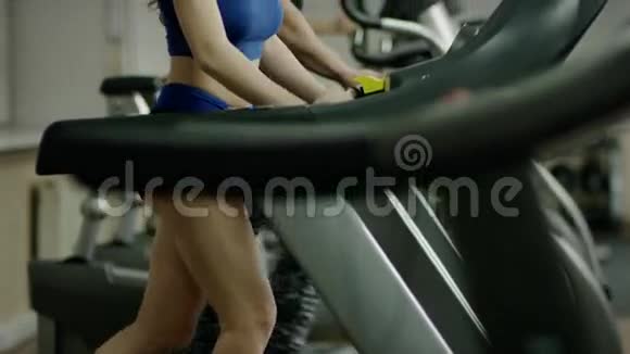在跑步机上行走的金发美女视频的预览图