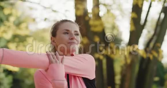 在公园里锻炼女人视频的预览图