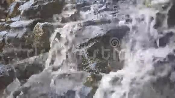 水顺着岩石流下来视频的预览图