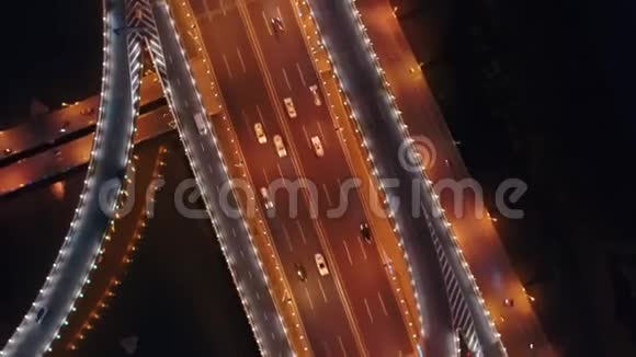 空中无人驾驶飞机飞越夜间道路交通二级道路路口上景4K视频的预览图