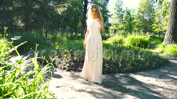 穿着裙子穿过公园的女人视频的预览图
