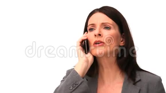 女商人在电话里紧张起来视频的预览图
