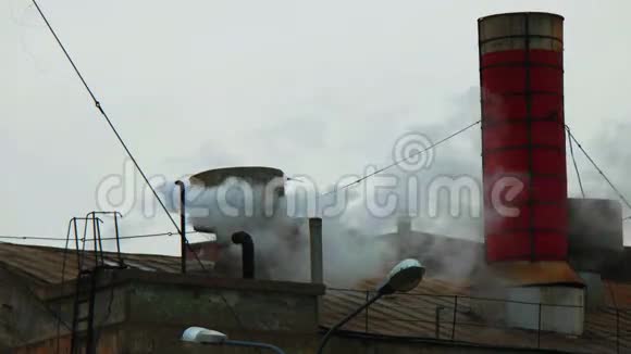 旧厂房屋顶有蒸汽飞过视频的预览图