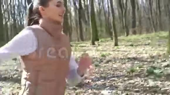 在树林里跑的女孩4k视频的预览图