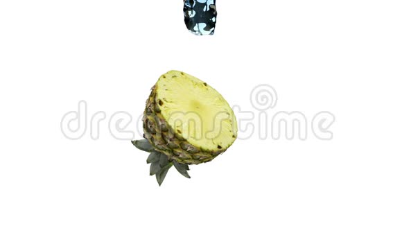 把半个菠萝上的水溅到白色上视频的预览图