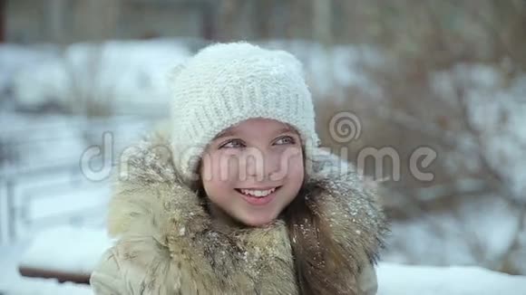 小女孩降雪慢动作视频的预览图