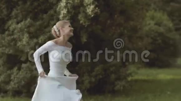 新娘跑向新郎他把她变成视频的预览图