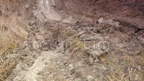 泥泞的道路不可逾越的小径车辙的道路视频的预览图