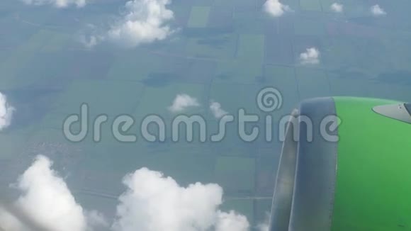 从飞机上俯瞰云层的天际线视频的预览图
