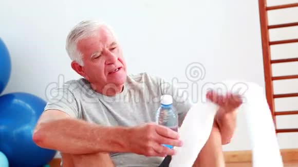坐在地上的老人喝水视频的预览图