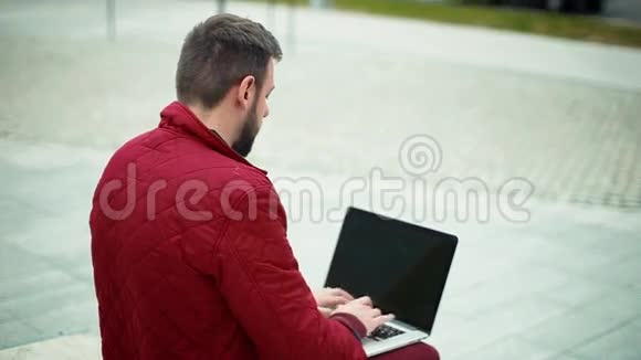 年轻人在户外工作视频的预览图