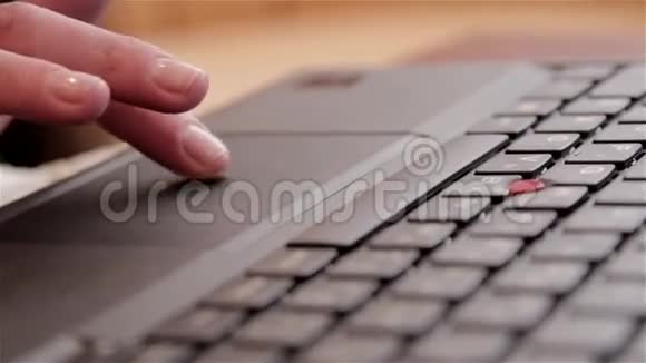 笔记本电脑上手指滚动的特写视频的预览图