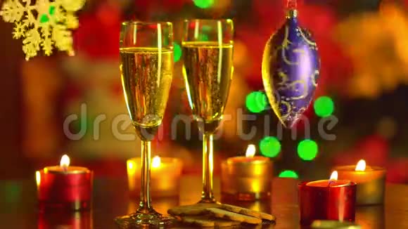 两个带有火花香槟和新年的长笛视频的预览图