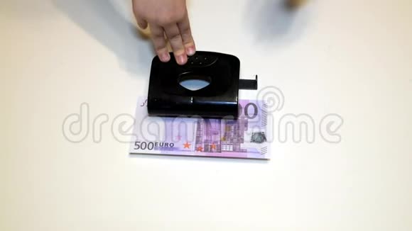 关闭手按压着钞票投资五百欧元的洞钱视频的预览图