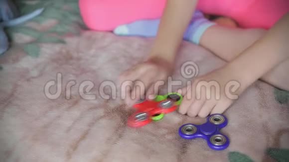 小女孩在玩旋转木马视频的预览图