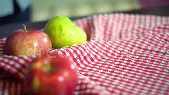 厨房桌上传统的美国苹果派特写镜头秋季甜点视频的预览图