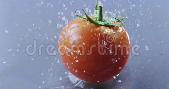 一个新鲜的红番茄掉进水里慢动作2k视频推240fps视频的预览图