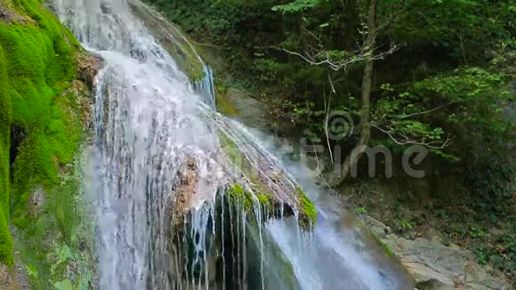 瀑布在摩斯岩上流淌视频的预览图