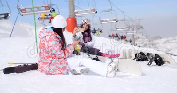 两个迷人的女性滑雪者视频的预览图