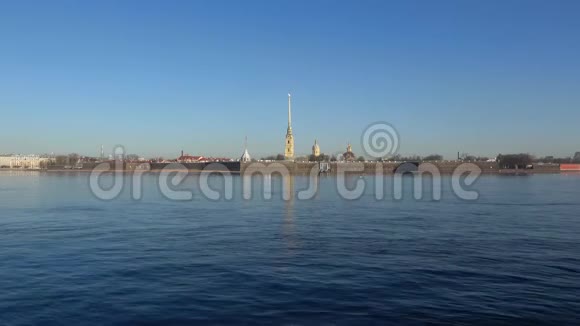 涅瓦河和彼得和保罗堡垒在阳光明媚的四月天圣彼得堡视频的预览图