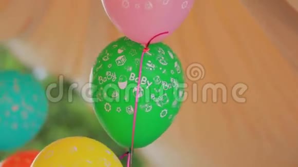 大自然中的一束五颜六色的气球视频的预览图