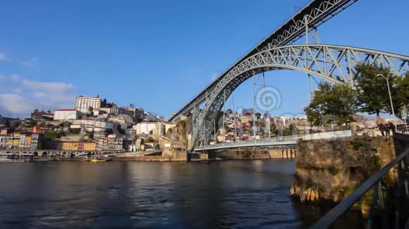 葡萄牙波尔图的里贝拉杜罗河和多姆路易斯一号桥视频的预览图