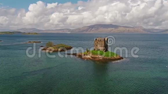 阿平在苏格兰西海岸中世纪城堡斯塔克尔的空中拍摄视频的预览图
