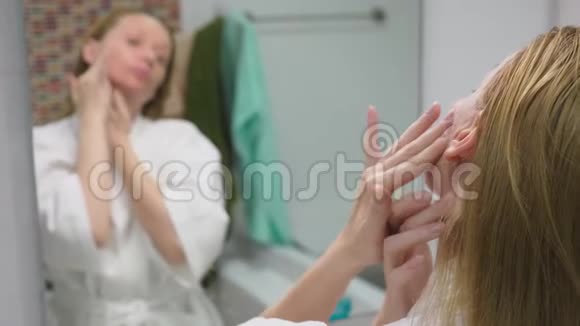 面子的关怀观念女人用化妆水在浴室里照顾皮肤上午卫生视频的预览图