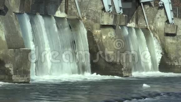 莫拉瓦河上的堰水力发电站冬季冻水冰和冰柱雪欧洲视频的预览图