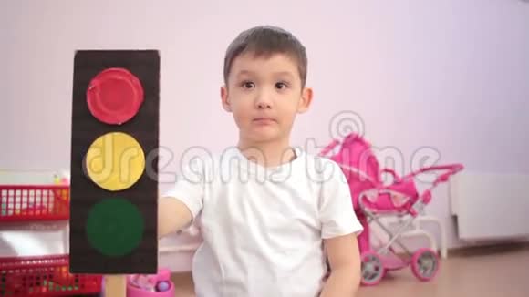 小男孩手里拿着玩具交通灯坐着儿童安全视频的预览图