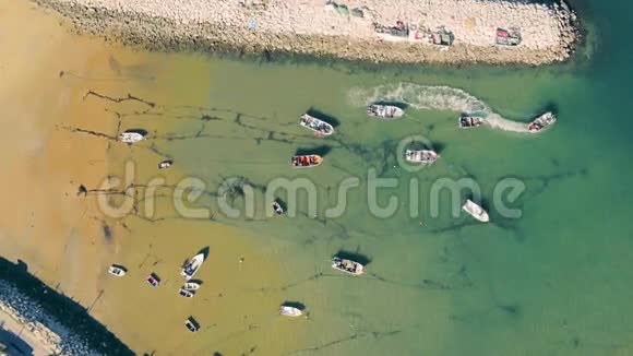 鸟瞰港口停泊的渔船视频的预览图