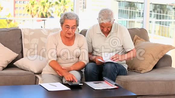 退休夫妇计算他们的家务账单视频的预览图