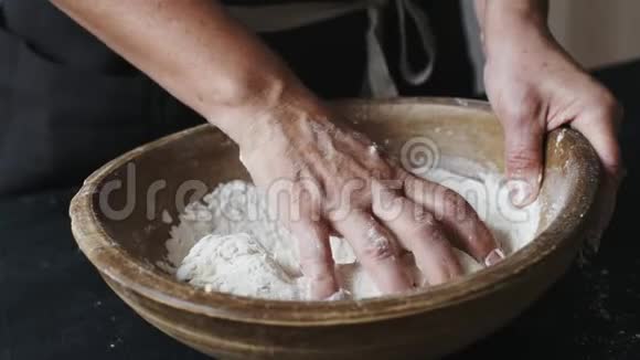 面包师双手捏面团视频的预览图