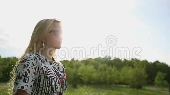 在日落时戴太阳镜的情侣视频的预览图