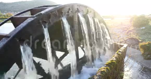 一个水轮来提升灌溉用水视频的预览图