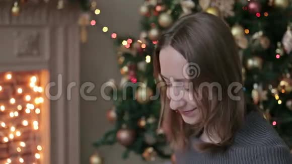 快乐的年轻女子打开圣诞礼物盒视频的预览图