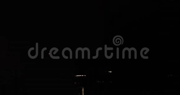 东京市区附近建筑的烟花在夏季夜间拍摄视频的预览图
