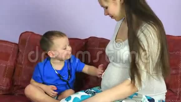小男孩听弟弟肚子里的孕妈视频的预览图