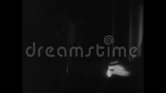 中等镜头的女人点燃蜡烛视频的预览图